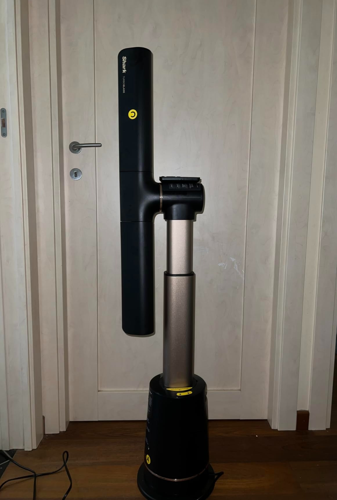 Ventilatore a Colonna Senza Pale Shark TurboBlade TF200SEU - Colore Carbone