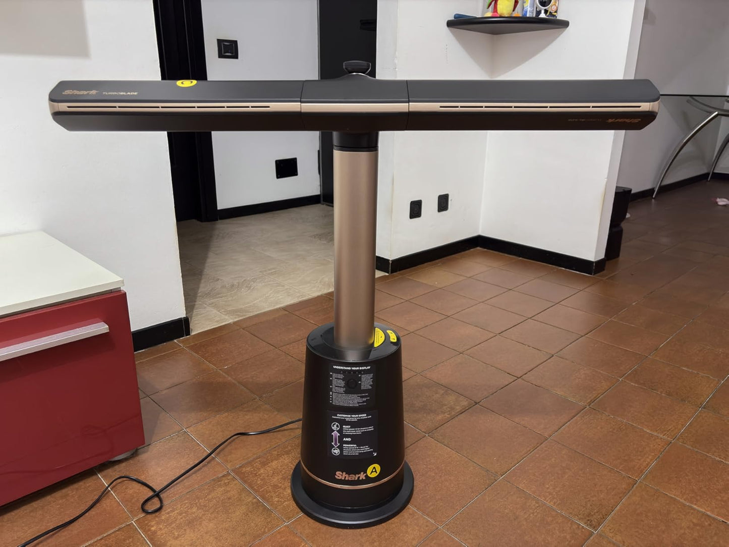 Ventilatore a Colonna Senza Pale Shark TurboBlade TF200SEU - Colore Carbone